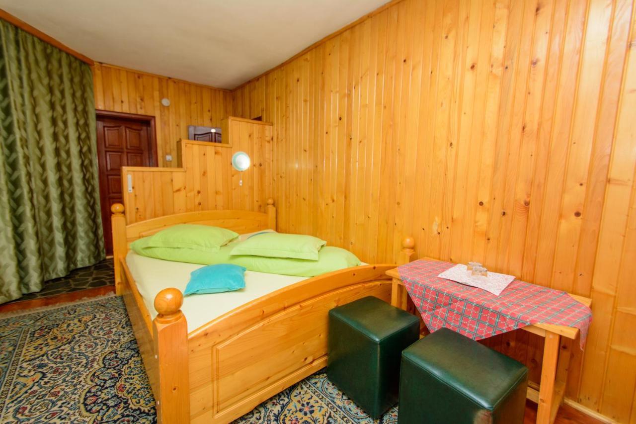 Rem'S Pension Rîşnov Exteriör bild