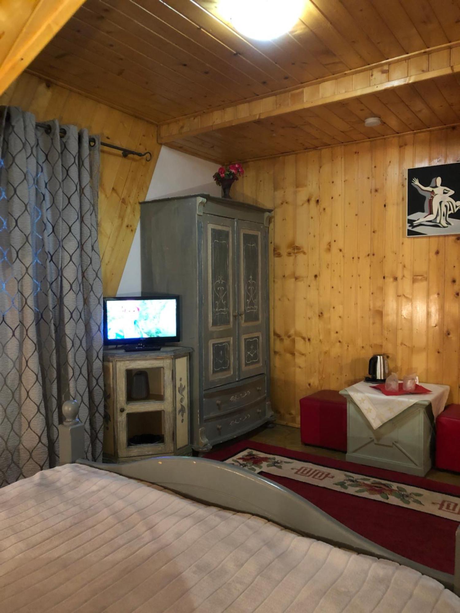 Rem'S Pension Rîşnov Exteriör bild